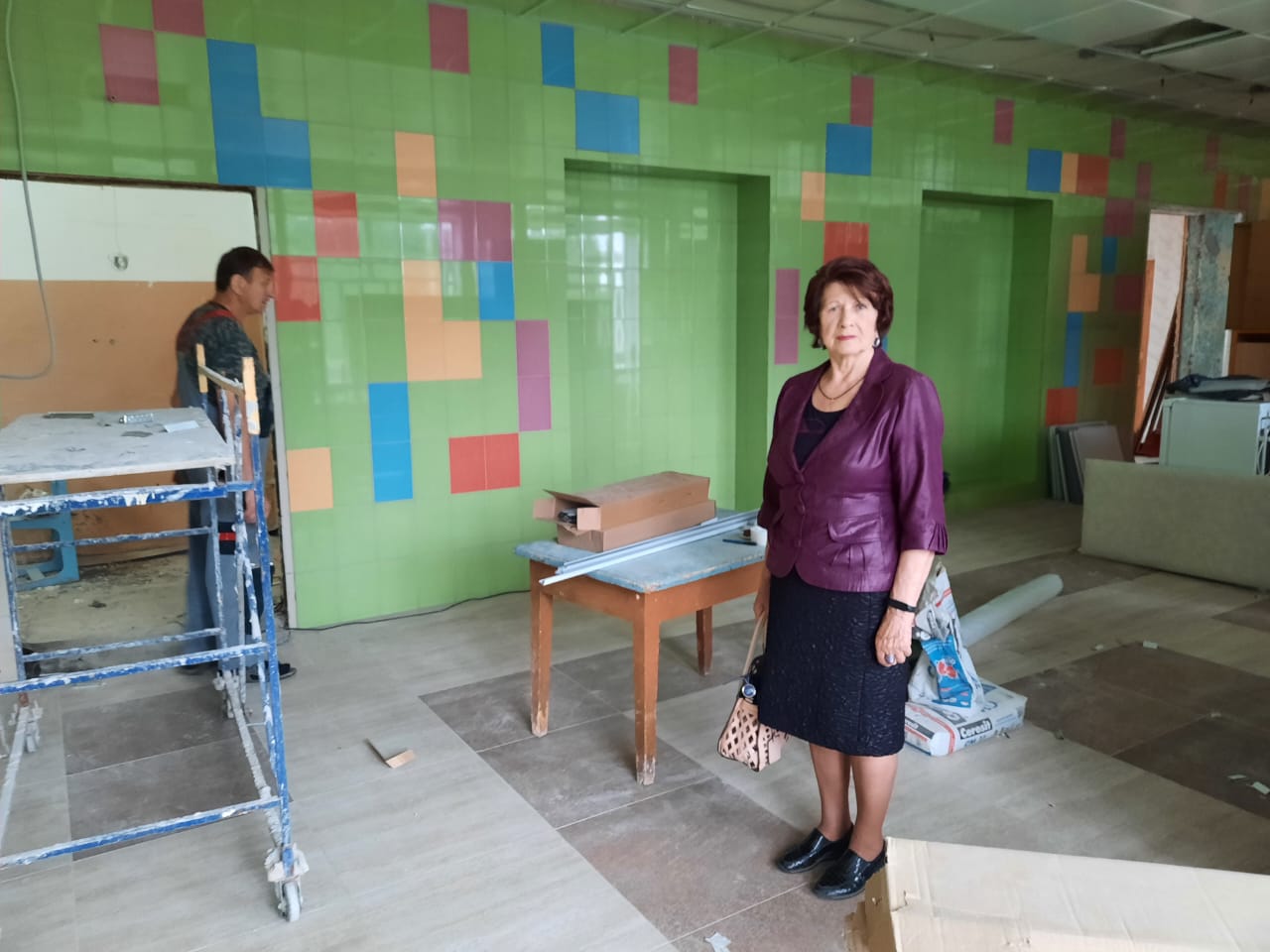 Ветеран педагогического труда А. В. Латышева посетила родную школу, чтобы посмотреть на изменения, происходящие в ходе ремонта.