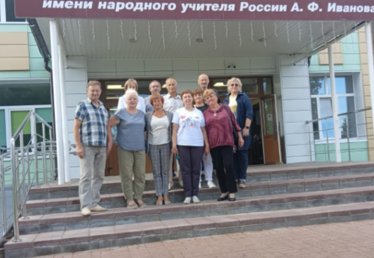Выпускники спешат в родную школу.